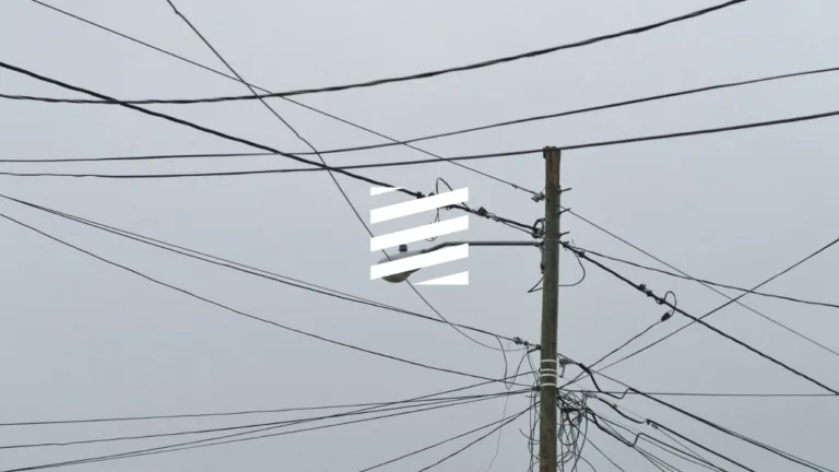 Analiza Renergy: proiectele ANRE pentru 2026 indică o tendință descendentă a tarifelor la energie electrică